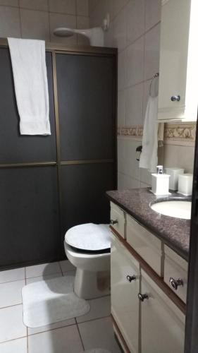 La salle de bains est pourvue de toilettes et d'un lavabo. dans l'établissement Recanto dos pássaros, à Bombinhas