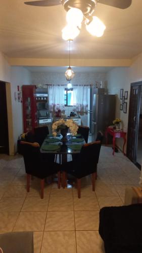 Il comprend un salon avec une table à manger et une cuisine. dans l'établissement Recanto dos pássaros, à Bombinhas