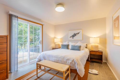 um quarto com uma cama grande e uma janela em Whidbey Bliss by AvantStay 2min to Beach View em Greenbank