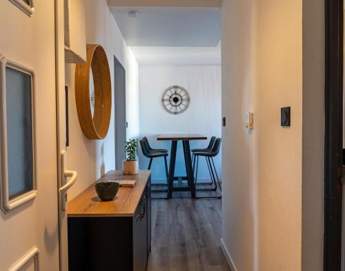 - un couloir avec une table et des chaises dans la chambre dans l'établissement La Casa de Hugo, à Colmar