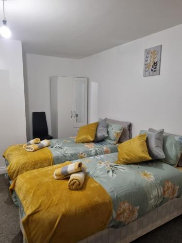 Dos camas con ositos de peluche en una habitación en Deluxe apartment Sleeps up to 6, en Leicester