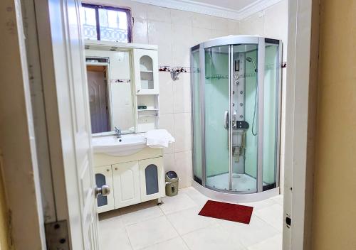 een badkamer met een douche en een wastafel bij casa bayaguana in Bayaguana