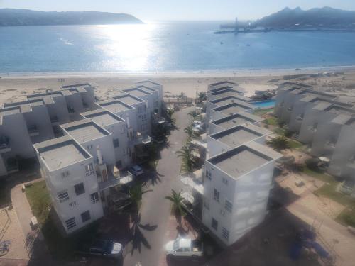 科金博的住宿－Arriendo la herradura，享有海滩的空中景致,拥有白色的建筑