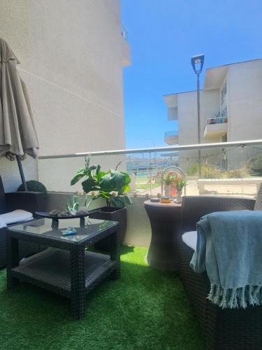 a living room with a table and green grass at Arriendo la herradura in Coquimbo