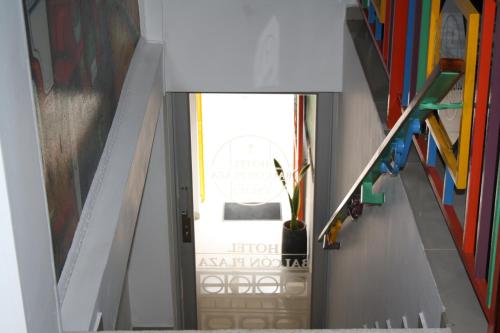 uma vista superior de um corredor com uma porta numa casa em Hotel Balcón Plaza em Belalcázar