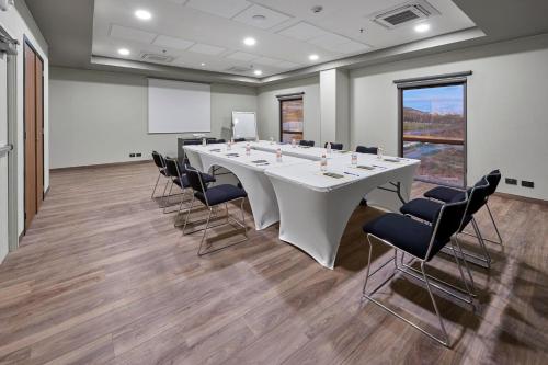 Zona business o sala conferenze di City Express Plus by Marriott Tijuana
