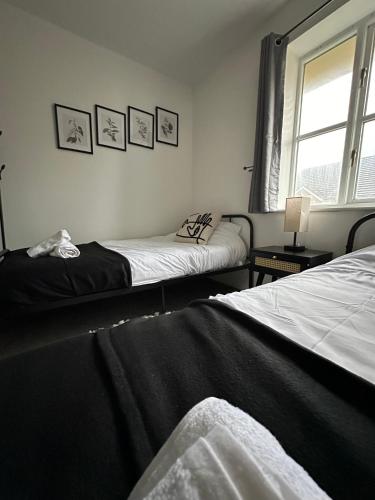 a bedroom with two beds and a window at Timber Court - FREE PARKING - 2 Bedroom Apartment - FAST Wi-Fi - Perfect for Contractors! in Stifford
