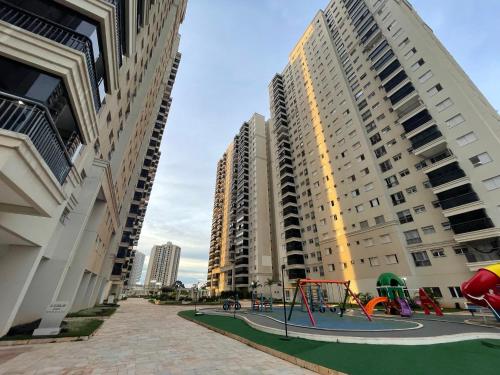 un parque infantil en medio de una ciudad con edificios altos en Comfortable & Economic Acqua Village, en Brasilia