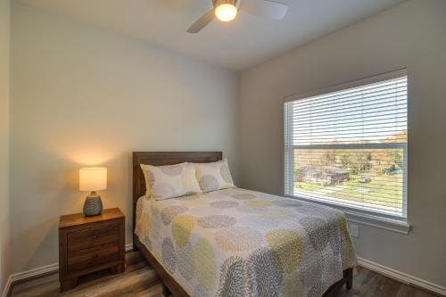 Ένα ή περισσότερα κρεβάτια σε δωμάτιο στο South Houston Townhome with Patio and Gas Grill!