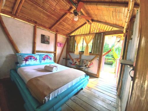 ein Schlafzimmer mit einem Bett in einem Haus in der Unterkunft Avani del desierto in Villavieja