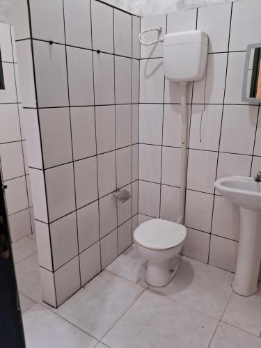 ein Bad mit einem WC und einem Waschbecken in der Unterkunft Casa Laranja in Angra dos Reis