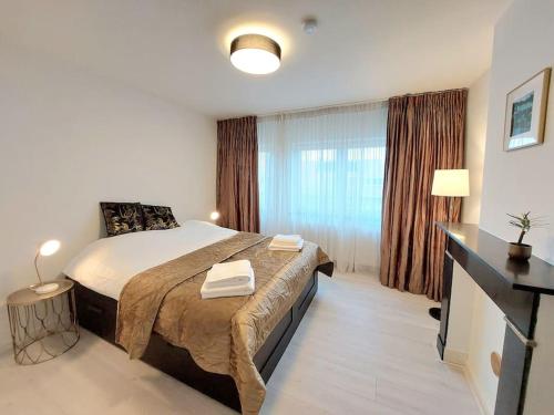 a bedroom with a large bed and a large window at Studio Bink in Maastricht