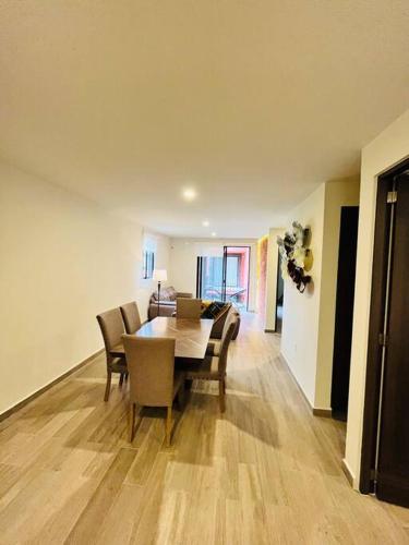 een eetkamer met een tafel en stoelen bij Departamento Quinta in San Miguel de Allende