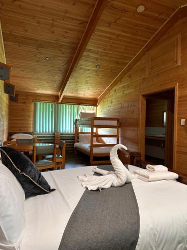 ein Zimmer mit einem Bett mit einem Schwan darauf in der Unterkunft The River Retreat Buchan in Buchan