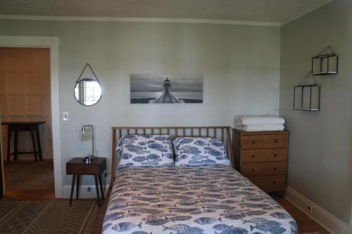 ein Schlafzimmer mit einem Bett und einer Kommode in der Unterkunft The Master Bedroom at the Hillside B&B in Wisconsin Dells