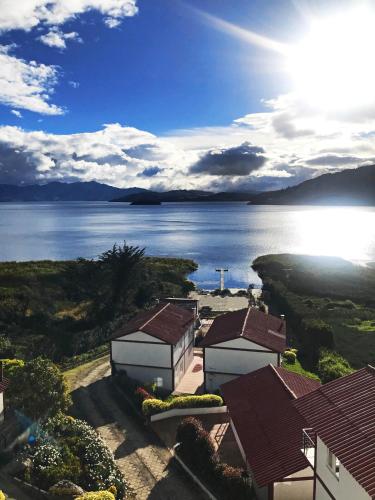 阿基塔尼亞的住宿－Cabañas Big Day Lago de Tota，享有湖泊的空中景致,设有房屋和天空