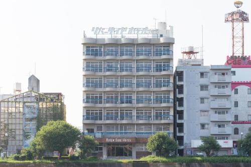 um edifício branco alto com muitas janelas em 8－1 - Vacation STAY 29661v em Kochi