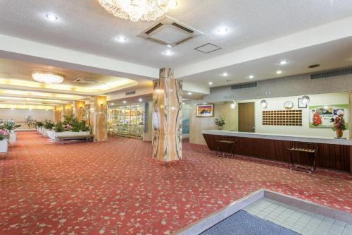 una grande hall con area di attesa e parrucchiere di 8－1 - Vacation STAY 29661v a Kochi