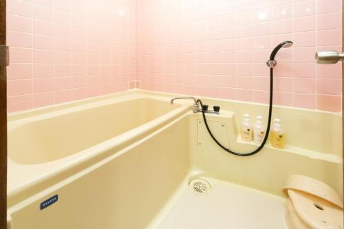 高知市にある8－1 - Vacation STAY 29661vのピンクのタイル張りのバスルーム(バスタブ付)