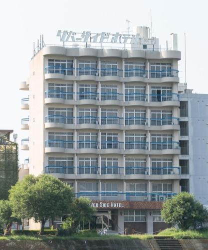 um grande edifício branco com uma placa em frente em 8－1 - Vacation STAY 29661v em Kochi