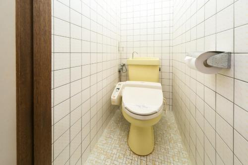 uma casa de banho com um WC amarelo numa cabina em 8－1 - Vacation STAY 29668v em Kochi