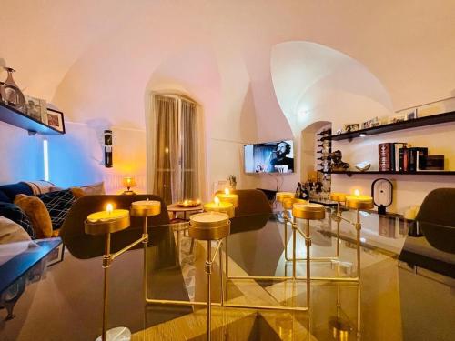- un salon avec une table et des chaises en verre dans l'établissement Le Bijou di Dolceacqua, per un momento memorabile., à Dolceacqua