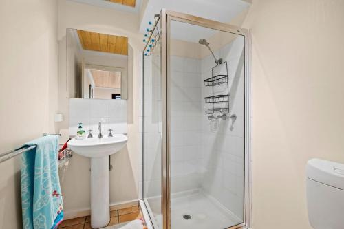 uma casa de banho com um chuveiro e um lavatório. em Am Meer at Cora Lynn em Lorne