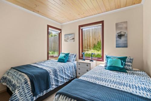 2 camas individuais num quarto com uma janela em Am Meer at Cora Lynn em Lorne