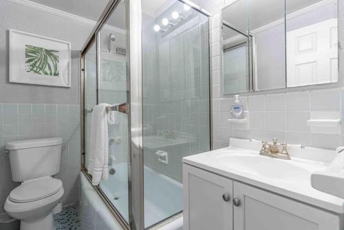 La salle de bains est pourvue d'une douche, de toilettes et d'un lavabo. dans l'établissement Relax And Enjoy In Downtown High Rise Condo, à Atlanta
