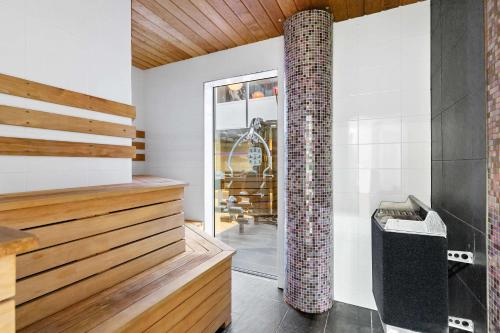 une chambre avec un escalier et un pilier dans une maison dans l'établissement Aiden by Best Western Stockholm Kista, à Stockholm