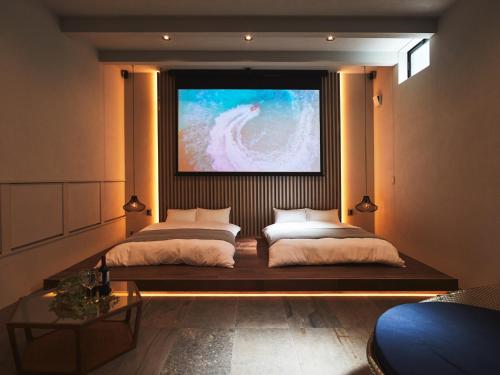 2 Betten in einem Zimmer mit Wandgemälde in der Unterkunft &MOON Noa - Vacation STAY 72009v in Hayama