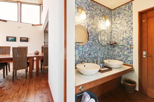 uma casa de banho com dois lavatórios e uma mesa em &SUN Penthouse - Vacation STAY 67587v em Yokosuka