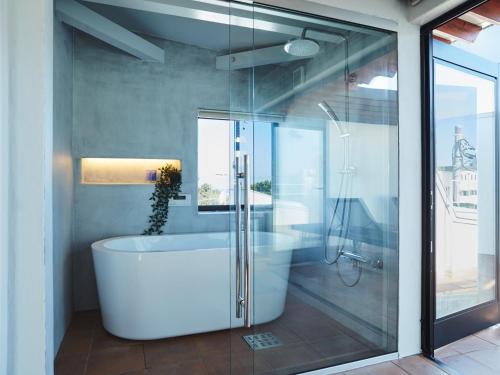 a bathroom with a tub and a glass shower at &MOON Noa - Vacation STAY 72009v in Hayama
