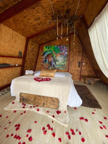 1 dormitorio con 1 cama con flores rojas en el suelo en MAYU, en San Agustín