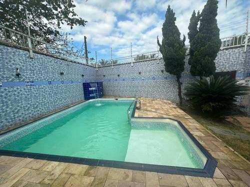 Der Swimmingpool an oder in der Nähe von Diversao em Familia Casa com piscina pé na areia, wifi e ar condicionado