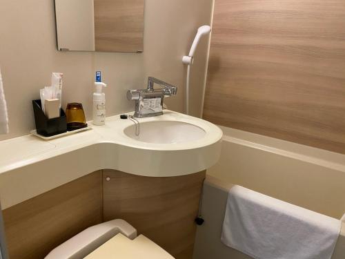 ein Bad mit einem Waschbecken und einem WC in der Unterkunft Hotel Sunny Inn - Vacation STAY 20470v in Kanonji