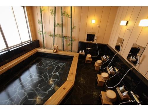 Habitación grande con baño con piscina de agua. en Daiichi Hotel - Vacation STAY 24289v, en Omihachiman