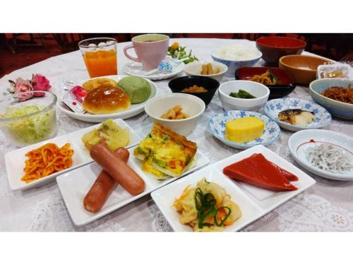 una mesa con muchos platos de comida. en Daiichi Hotel - Vacation STAY 24289v, en Omihachiman