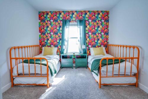 Кровать или кровати в номере Citrus Cottage: Comfy - Hwy 10 - Peaceful Retreat