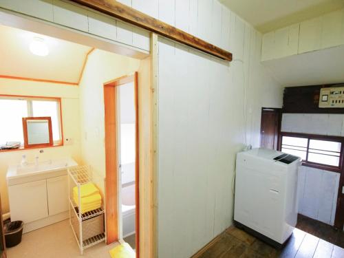 uma casa de banho com um frigorífico e um lavatório em Gonomori main building - Vacation STAY 24252v em Nagano