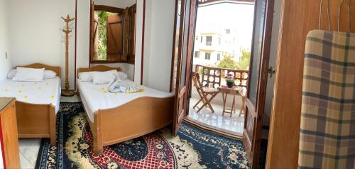a small bedroom with two beds and a balcony at الهضبة شرم الشيخ جنوب سيناء مصر in Sharm El Sheikh