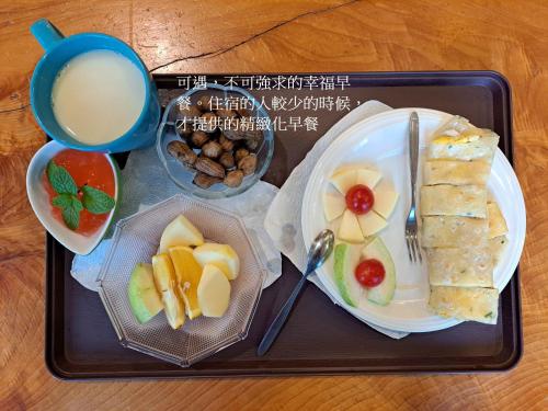 ein Tablett mit einem Teller Essen und einer Tasse Kaffee in der Unterkunft Erfen De Homestay in Guanshan