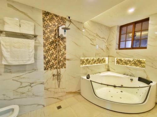 a bathroom with a tub and a toilet in it at Casa Jedliana in Santa Rosa