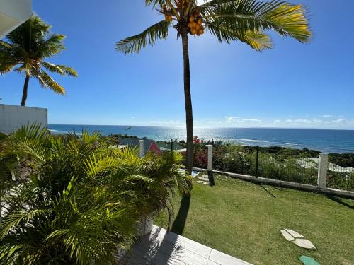 vistas a una playa con palmeras y al océano en Moana Lodge, en Saint-François