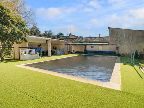 une piscine dans la cour d'une maison dans l'établissement Villa in Provence with Pool and Slide, à Sorgues