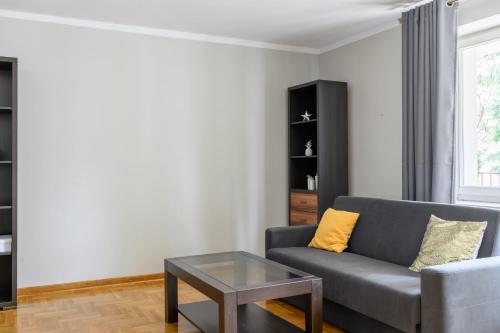 a living room with a couch and a table at Bella Casa Premium Apartment - Biesiadna - Warszawa in Warszawa