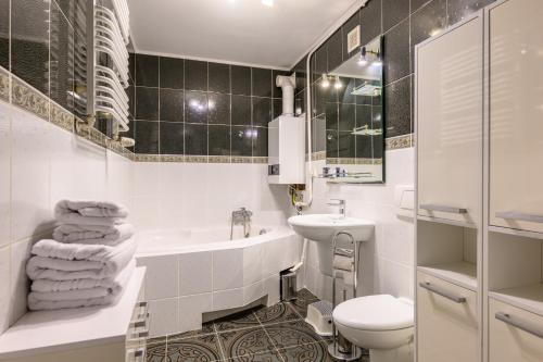 ein weißes Bad mit einem Waschbecken und einem WC in der Unterkunft Bella Casa Premium Apartment - Biesiadna - Warszawa in Warschau