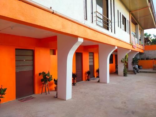 Edificio naranja y blanco con balcón en AUNORA Family Rooms, 