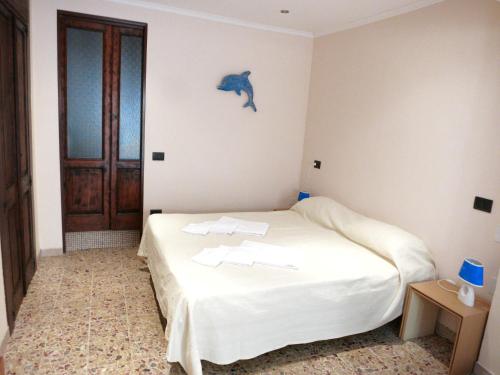 カリアリにあるCagliari Centroのベッドルーム1室(イルカの壁にベッド1台付)