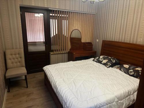 Un pat sau paturi într-o cameră la Rose villa home